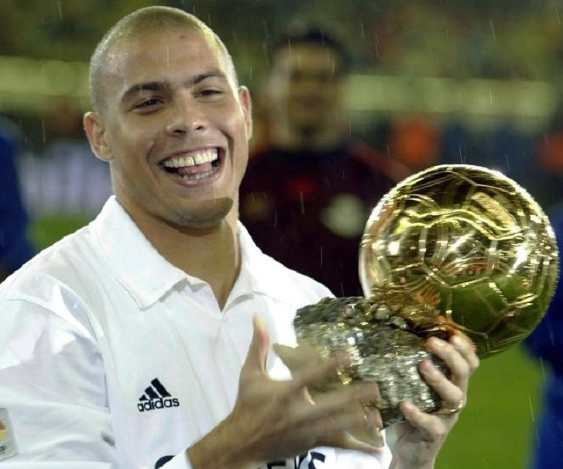 Ronaldo Béo nhận quả bóng vàng các năm 1997 và 2002 Ronaldo Béo nhận quả bóng vàng các năm 1997 và 2002