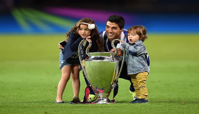 Những khoảnh khắc đồng hành của con gái của Suarez trên sân cỏ